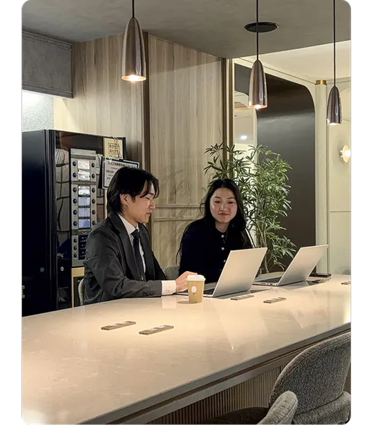 カウンター席で打ち合わせする様子